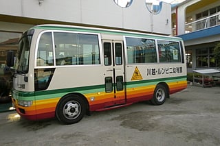 武田浩之前園長先生がデザインした虹色バス。品の良さとデザイン性の高さで、当時から目立つバスでした。